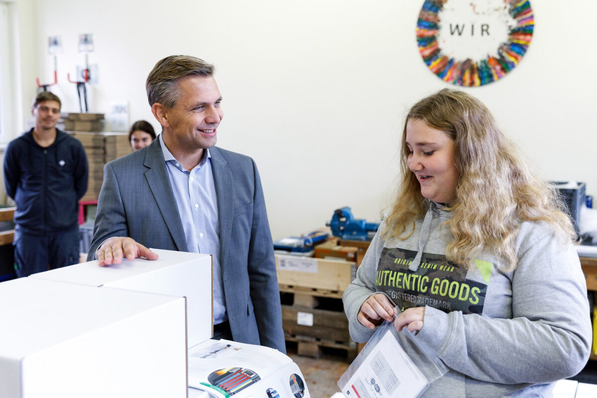 LR Hattmannsdorfer mit junger Frau bei der Arbeit