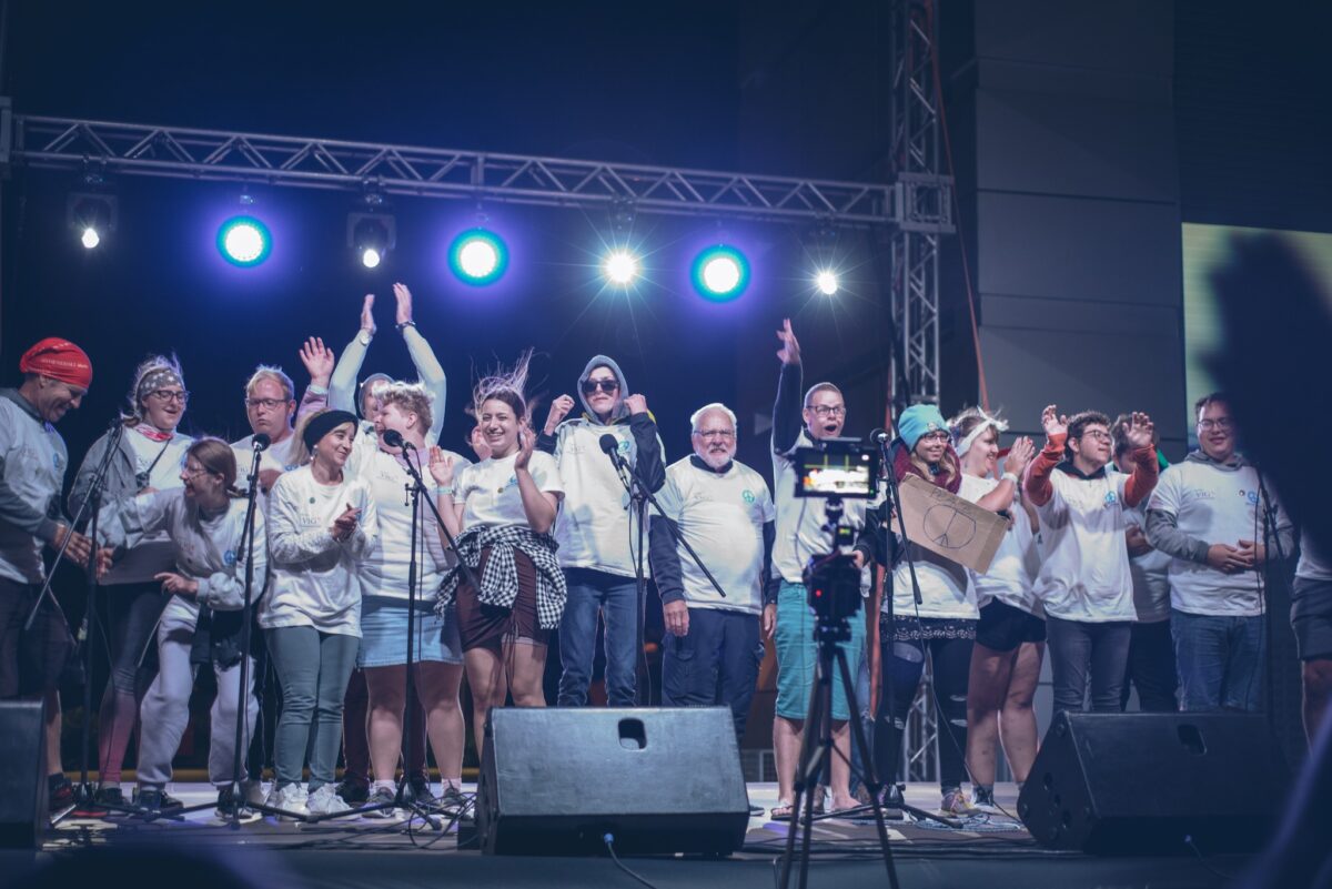 Gruppe auf der Bühne, feiern