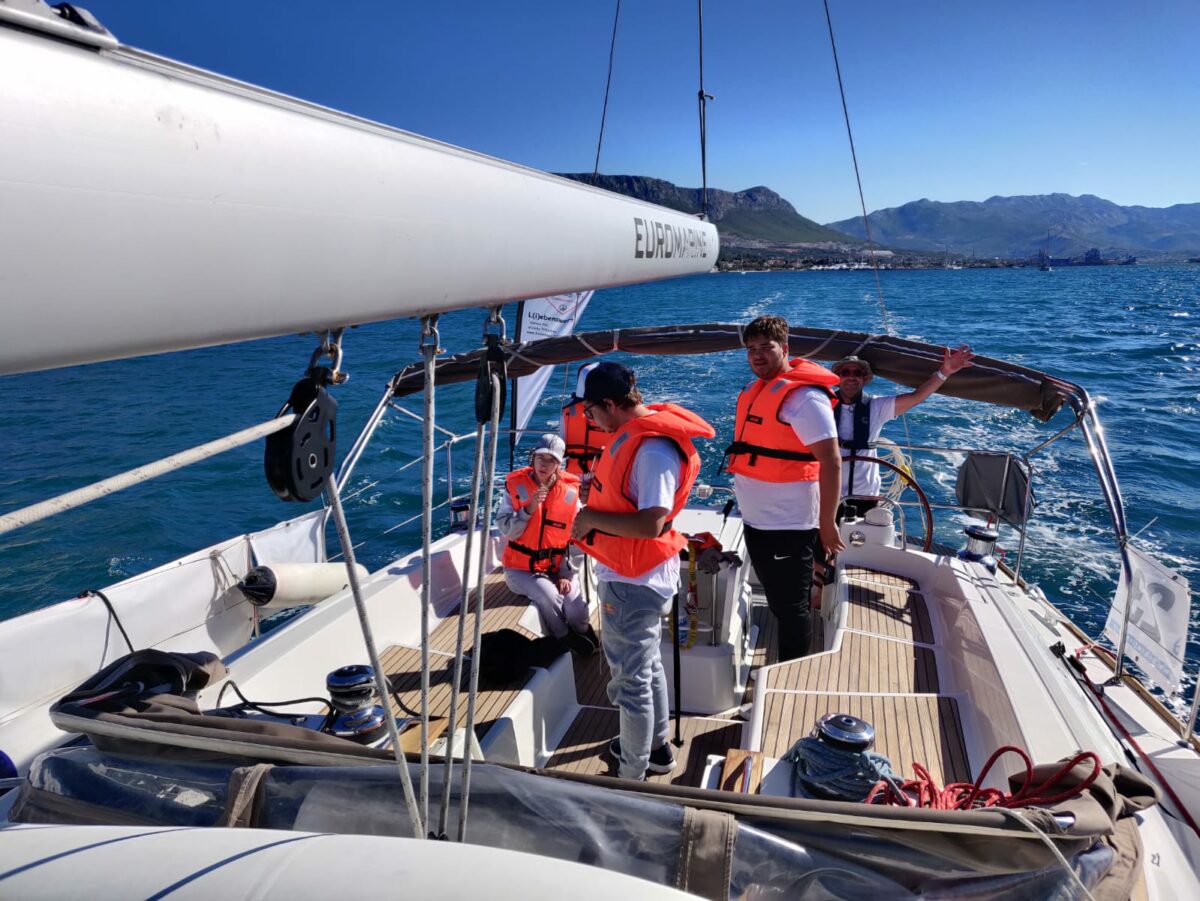 Jungendliche in Schwimmwesten an Bord