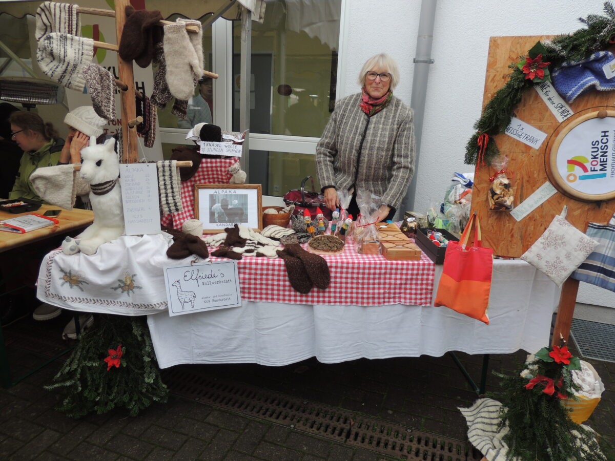 Ausstellerin "Elfriedes Wollladen" zeigt ihre Produkte - handgestrickte Ware und Kuscheltier