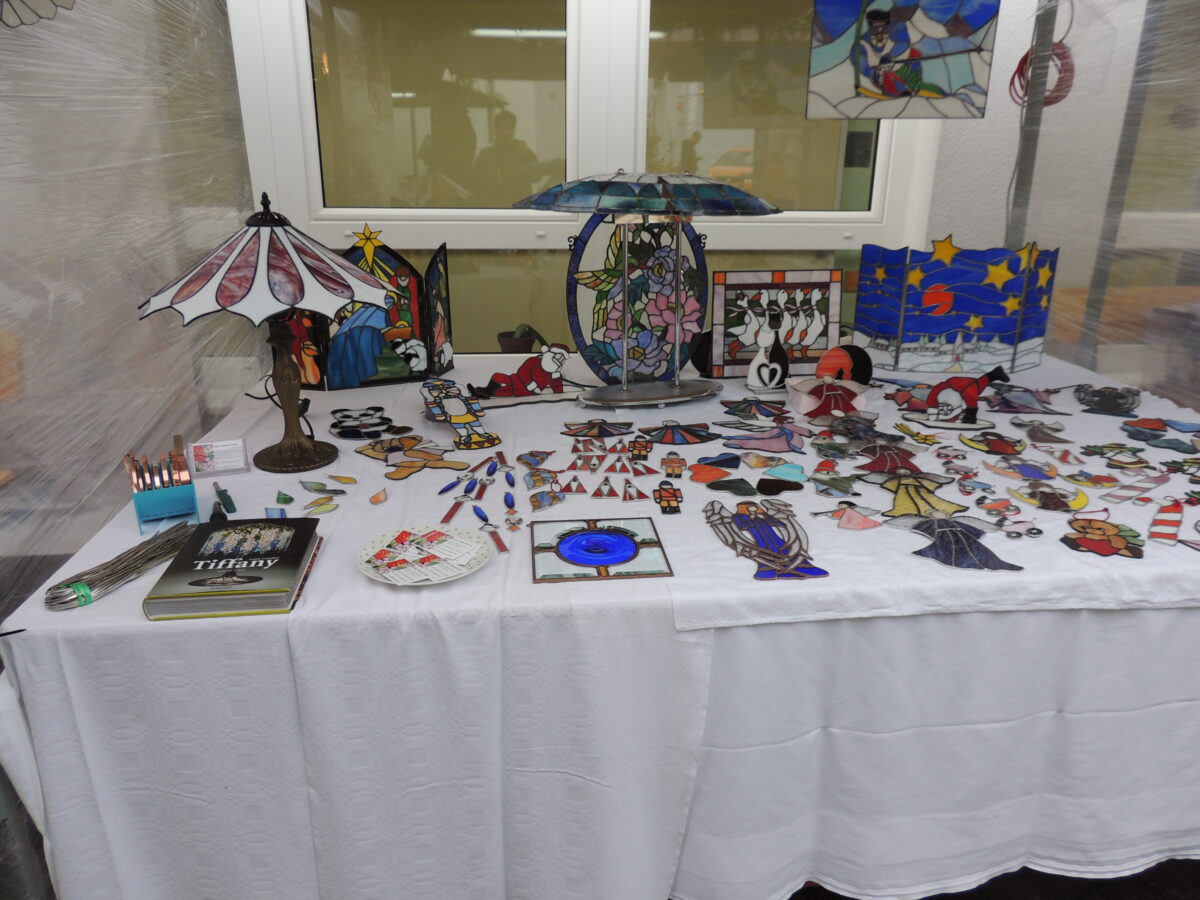 Tiffany-Glas beim Weihnachtsstand