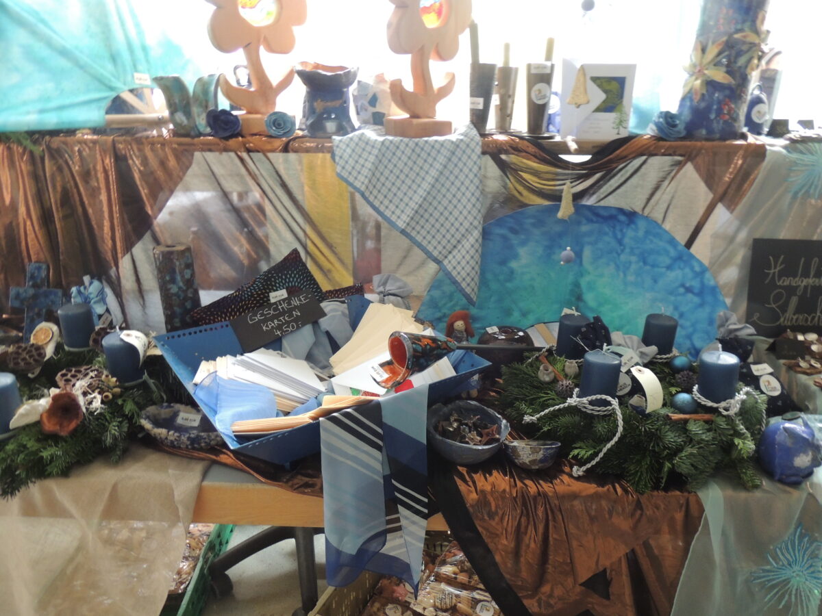 Deko-Objekte und Adventkranz