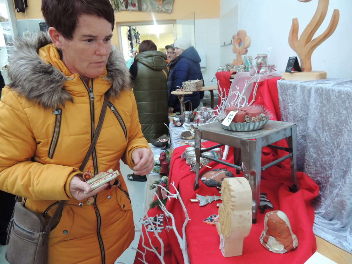 Besucherin bei Holzobjekten
