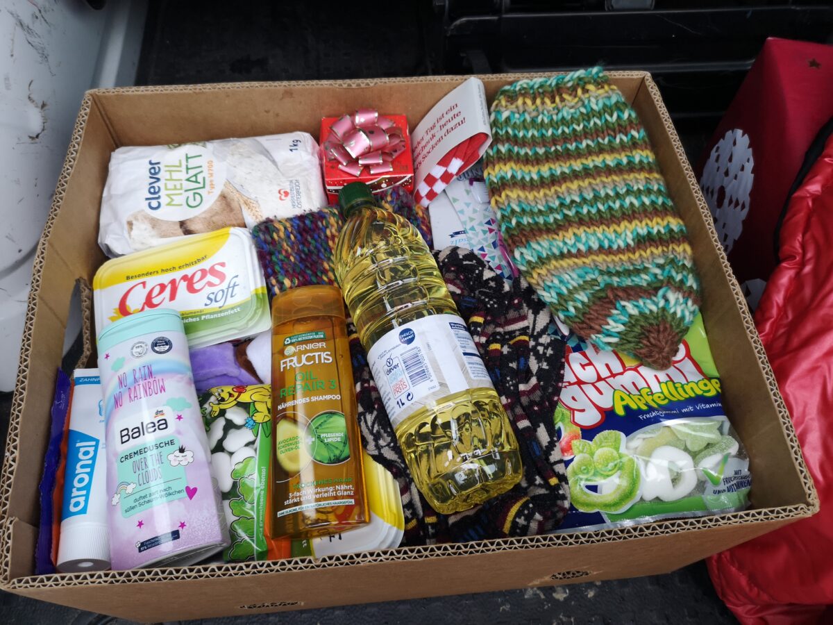 Inhalt des Pakets: Lebensmittel, Hygieneartikel und eine handgestrickte Wollhaube