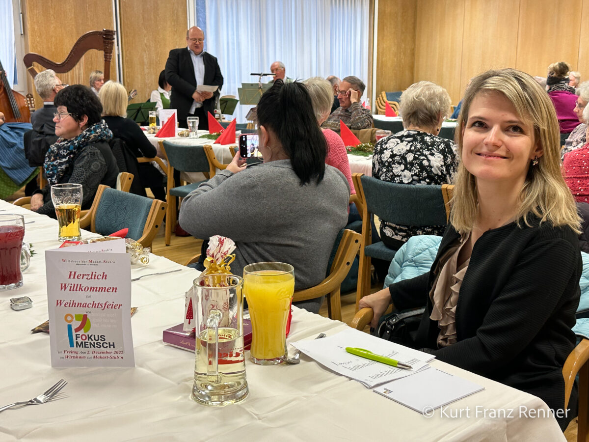 Blick in die Gästerunde, Helene Fritsch lächelt in die Kamera