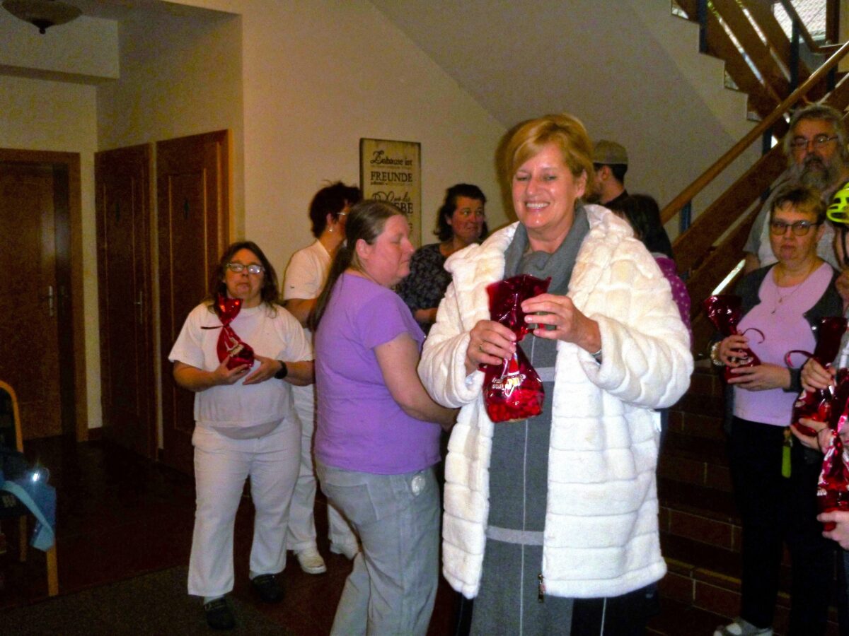 Frau mit Nikolaus-Sackerl