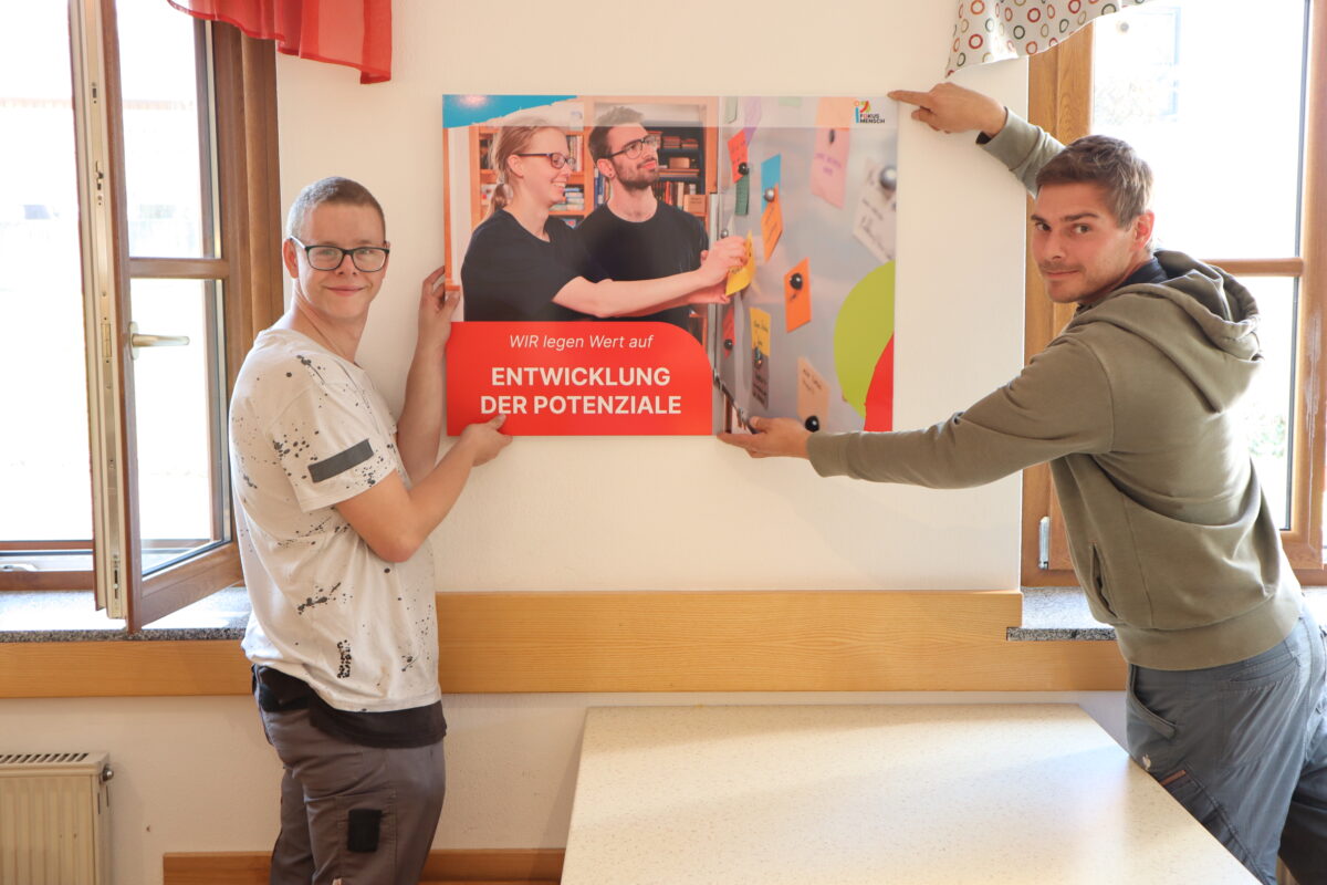 zwei junge Menschen präsentieren Schautafel "Respekt und Wertschätzung"