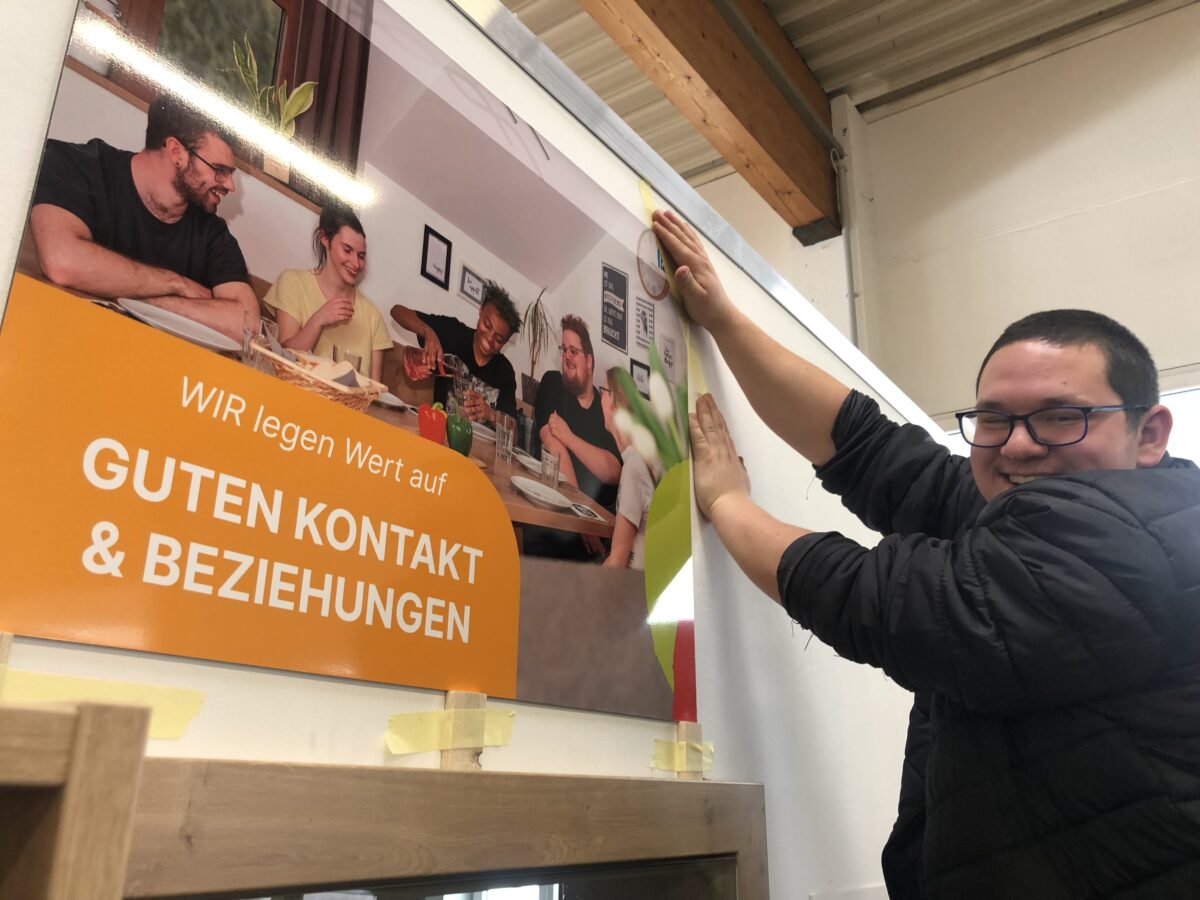 Schautafel "Guten Kontakt und Beziehungen" und junger Mann dabei
