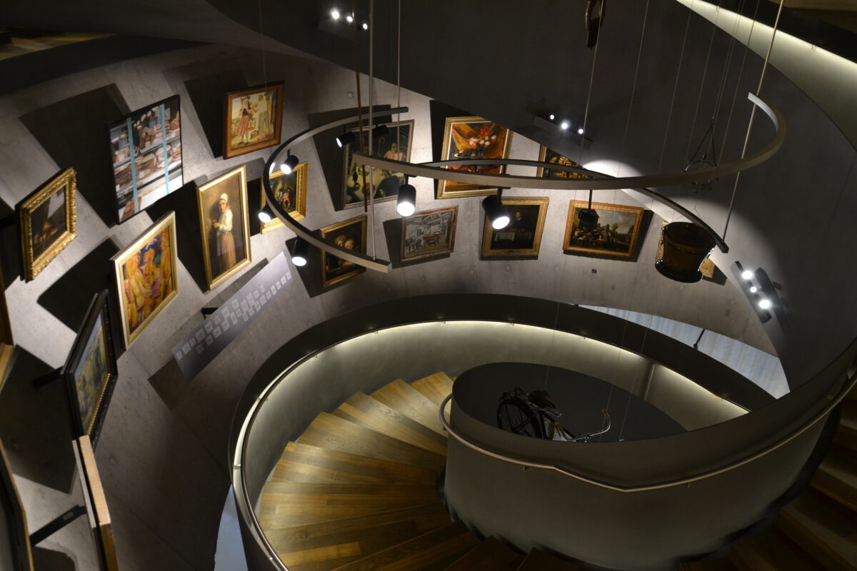 Bildergalerie an der Wand entlang einer Wendeltreppe