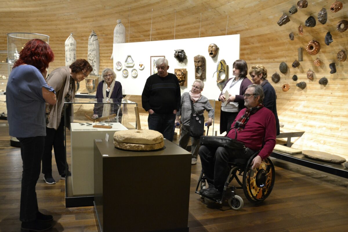 Gruppe von Menschen betrachtet Exponate