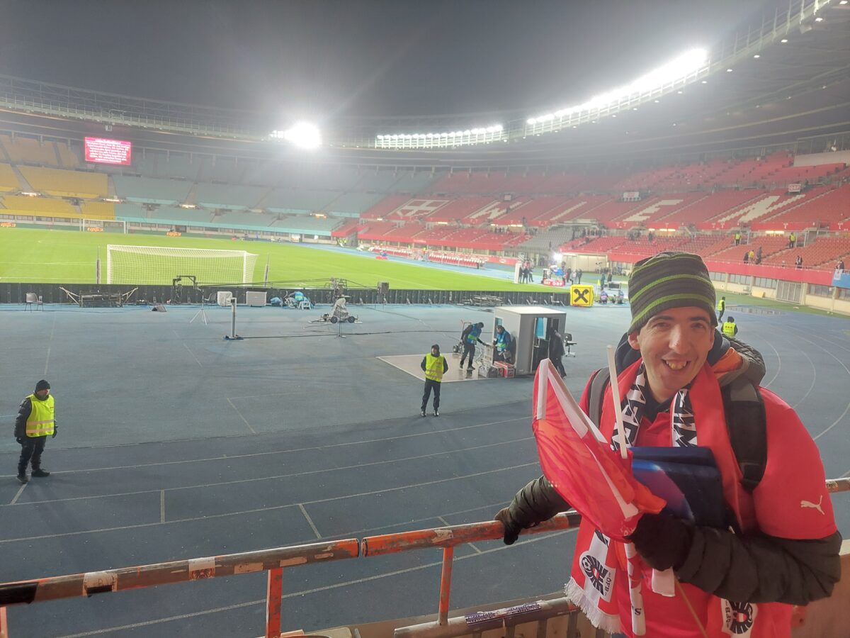 junger Mann im Fußballstadion auf der Zuschauer-Tribüne