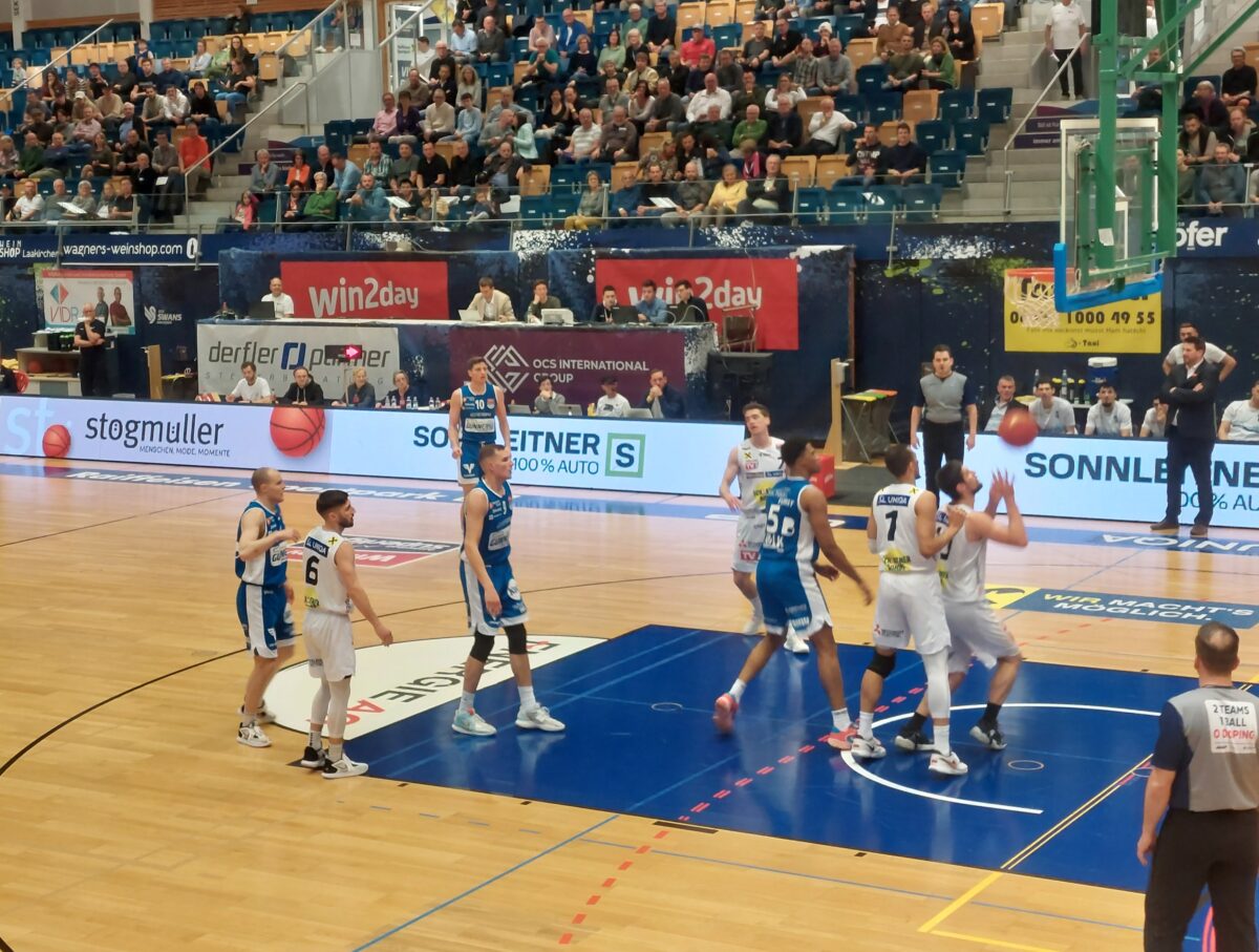 Szene aus einem Basketball Spiel