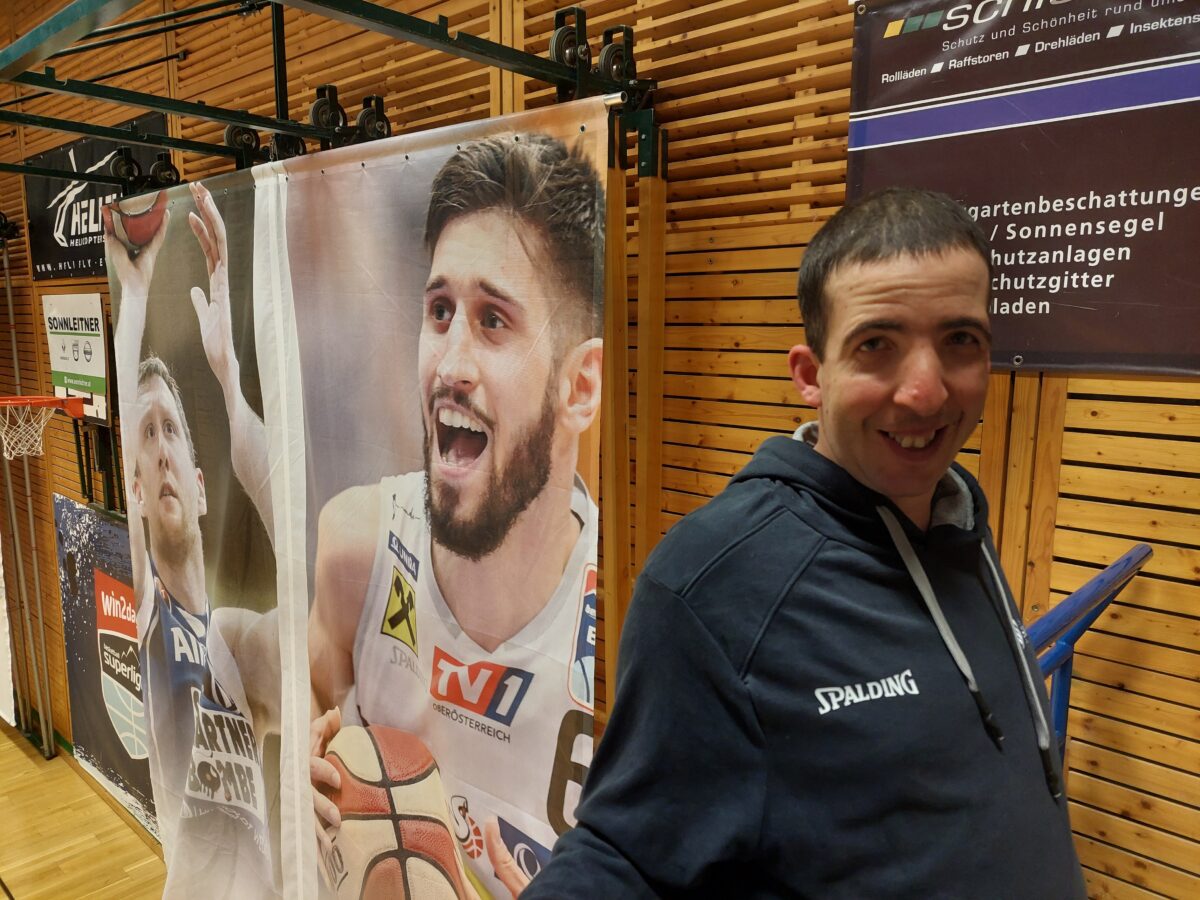 männlicher Fan in der Sporthalle