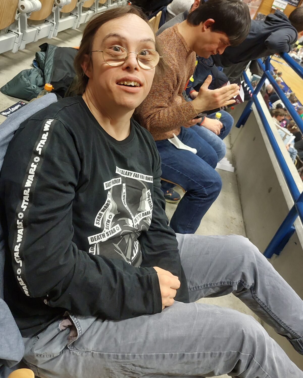 männlicher Fan in der Tribüne