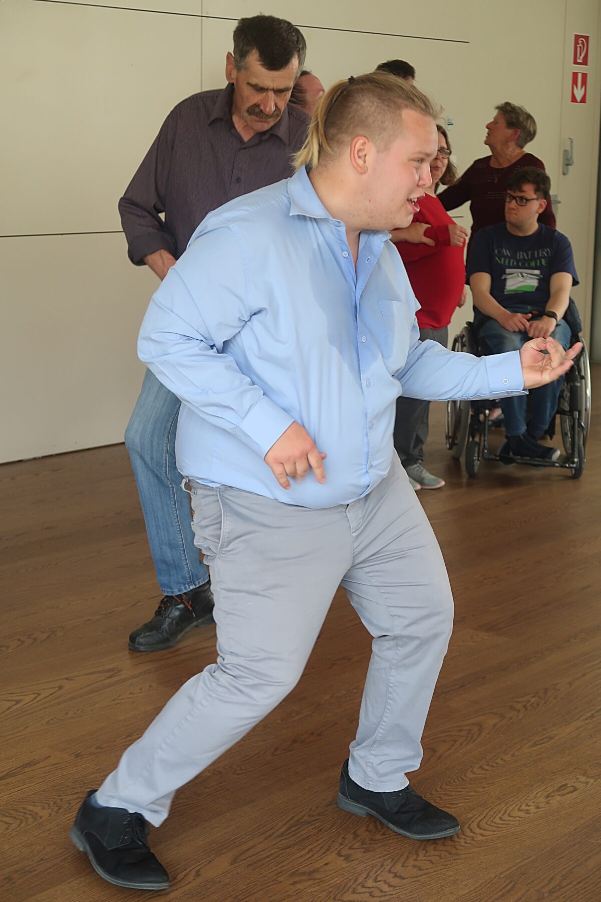 junger Mann spielt Luftgitarre