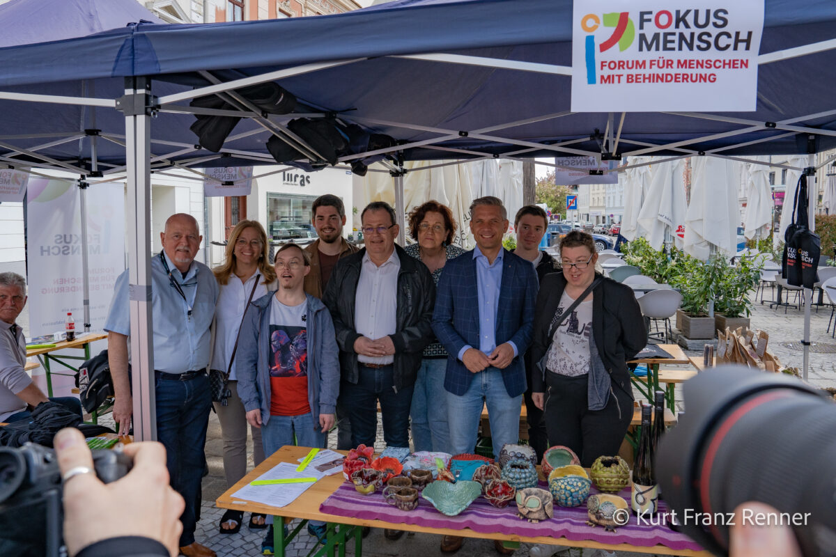 Gruppenbild am Stand Fokus Mensch, Mitte: Sozial-Landesrat Wolfgang Hattmannsdorfer