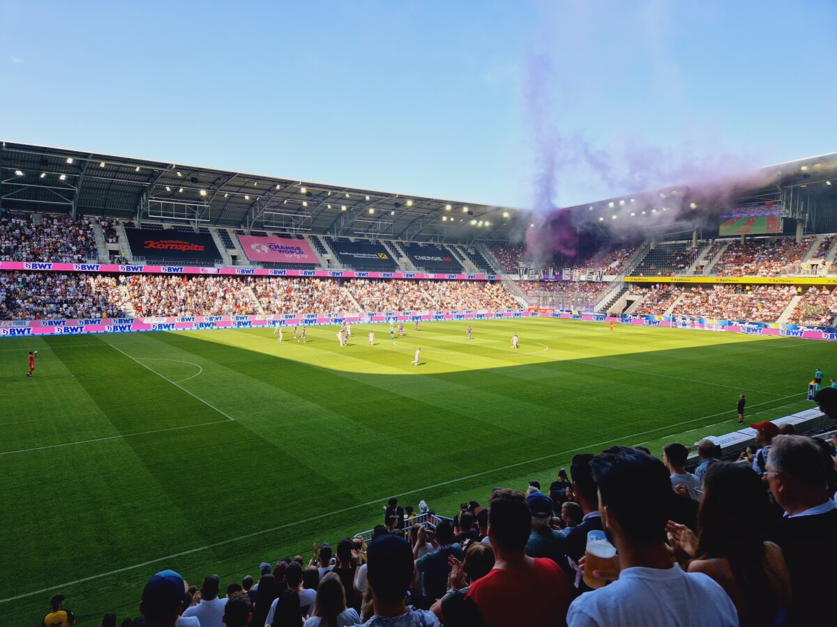 Blick aufs Fußballfeld von der Tribüne aus