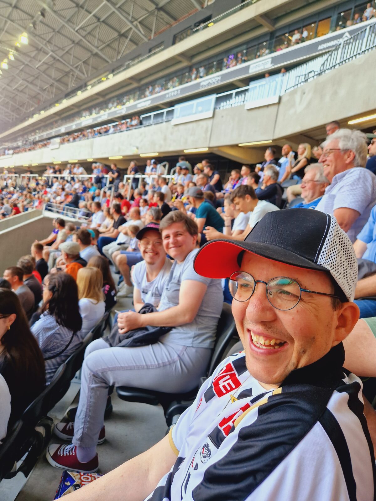 Florian Hatinger in der Tribüne beim Fußballspiel auf der Linzer Gugl