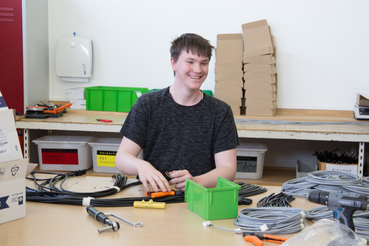 junger Mann arbeitete mit Kabeln