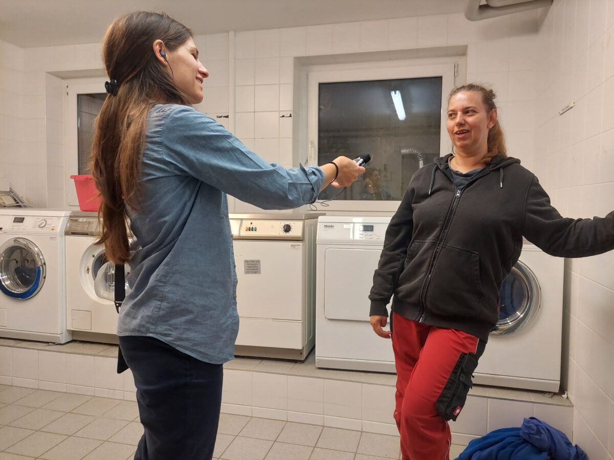 Interview mit Frau,  im Waschraum