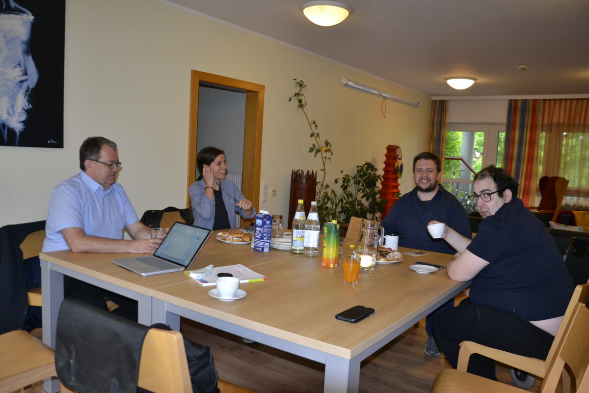 Gruppe beim Besprechungs-Frühstück