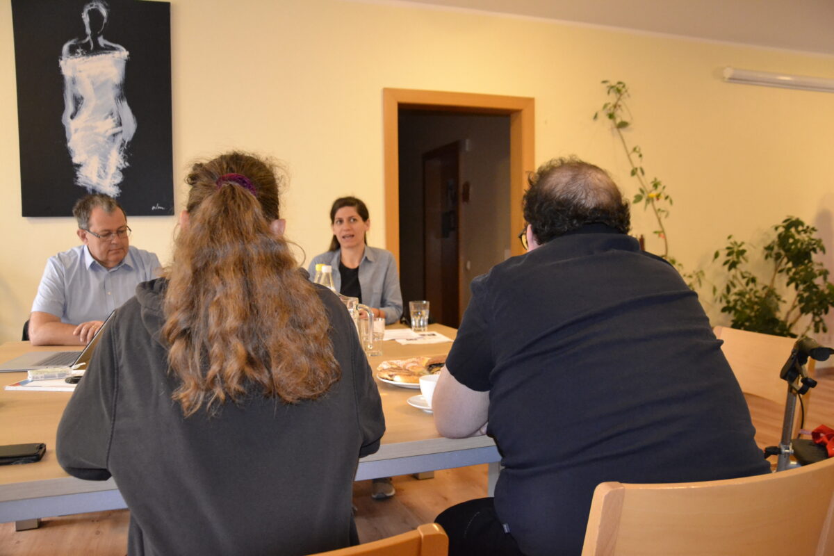 Gruppe beim Besprechungstisch