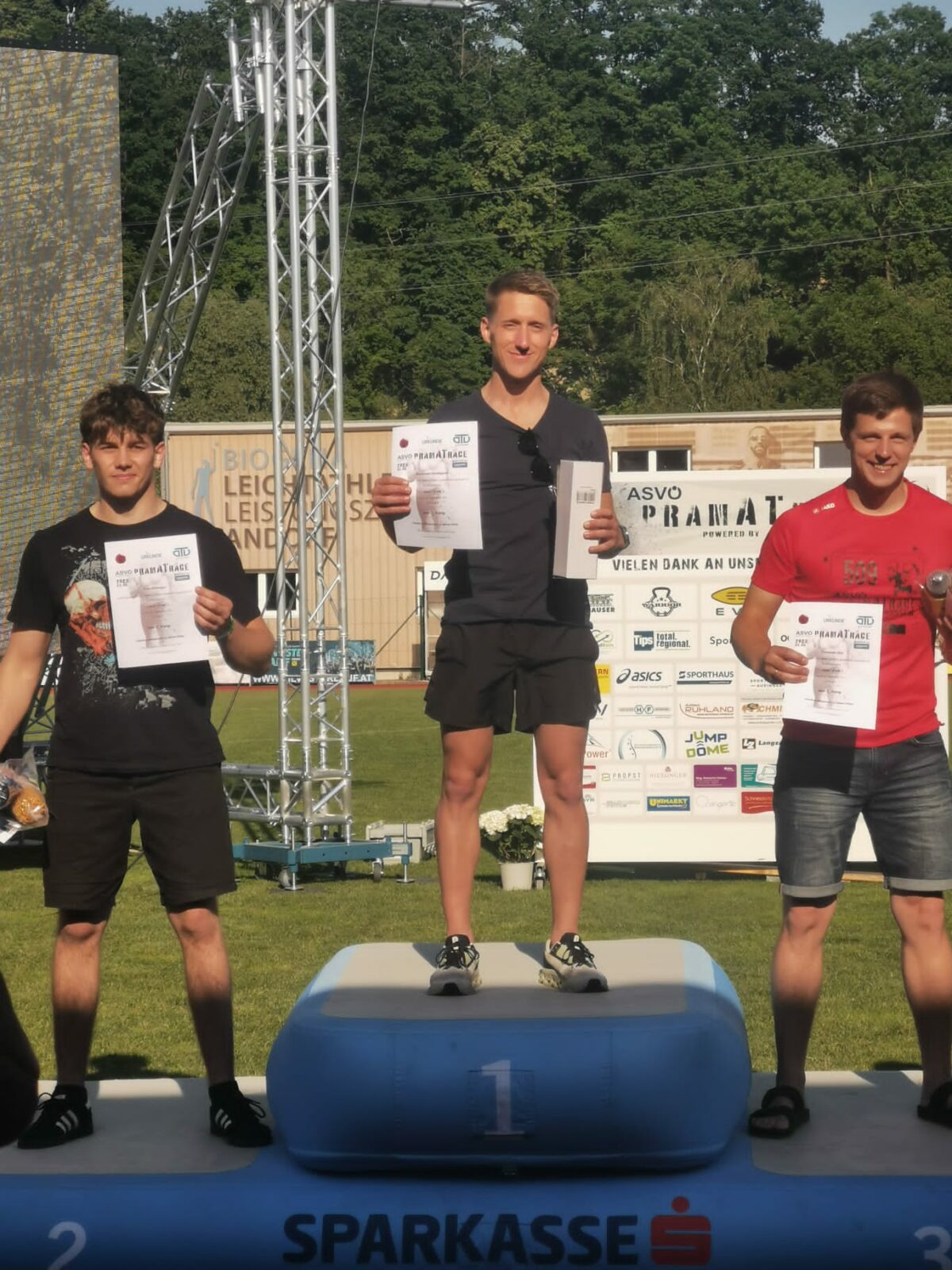 Siegerehrung mit Menschen auf dem Siegerstockerl