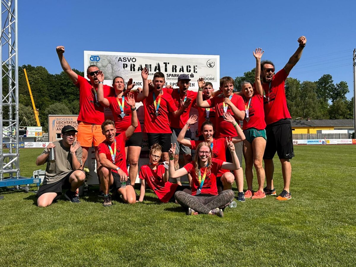 Gruppenbild mit jubelnder Menschen im Sport-Outfit