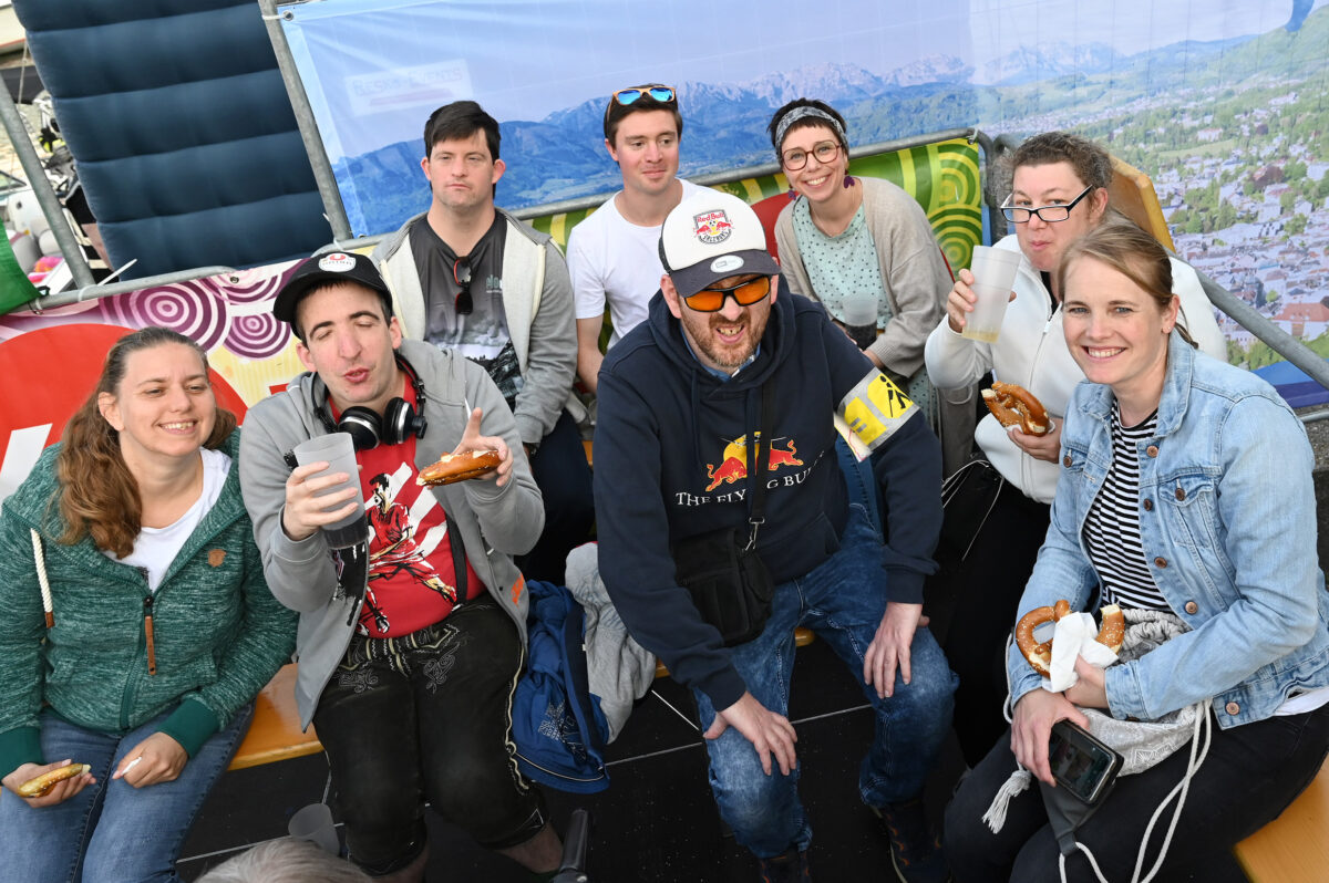 Fan-Gruppenbild im Sitzen