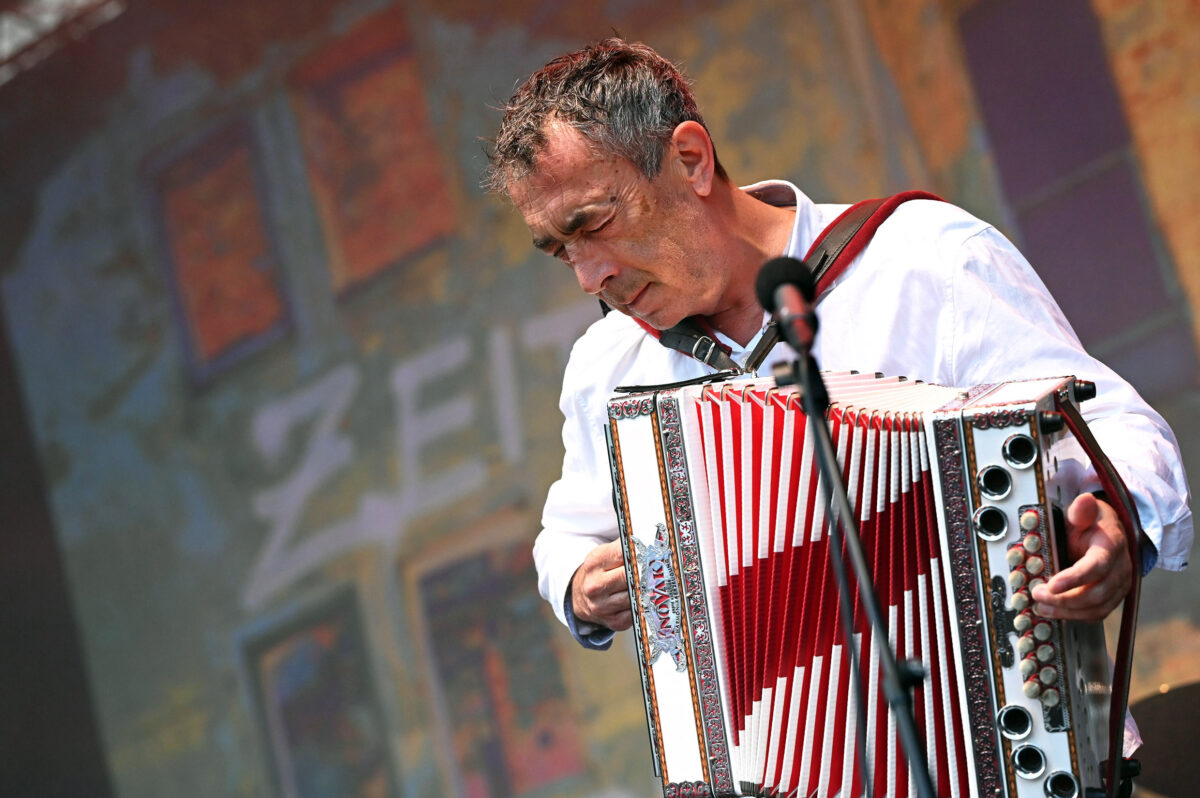 Hubert von Goisern am Akkordeon auf der Bühne