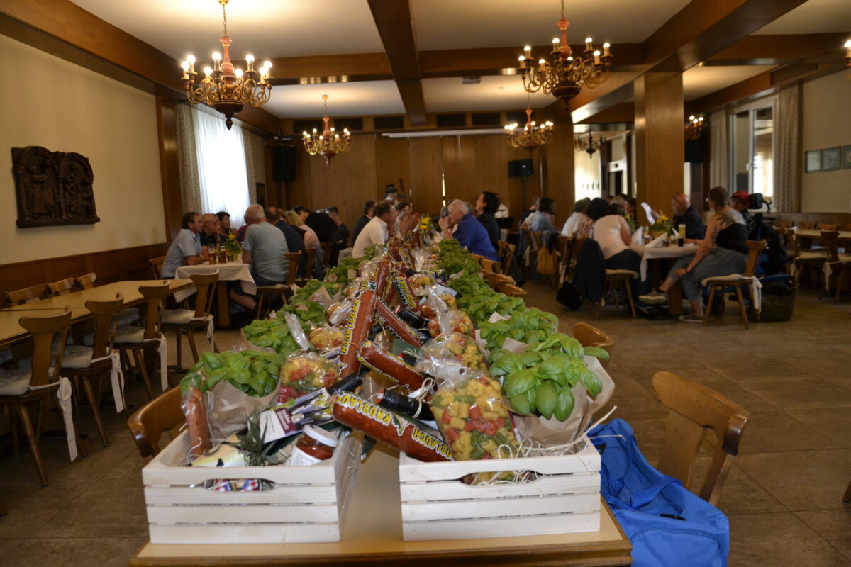 Fresskörbe im Vordergrund, im Hintergrund Festgäste an den Tischen