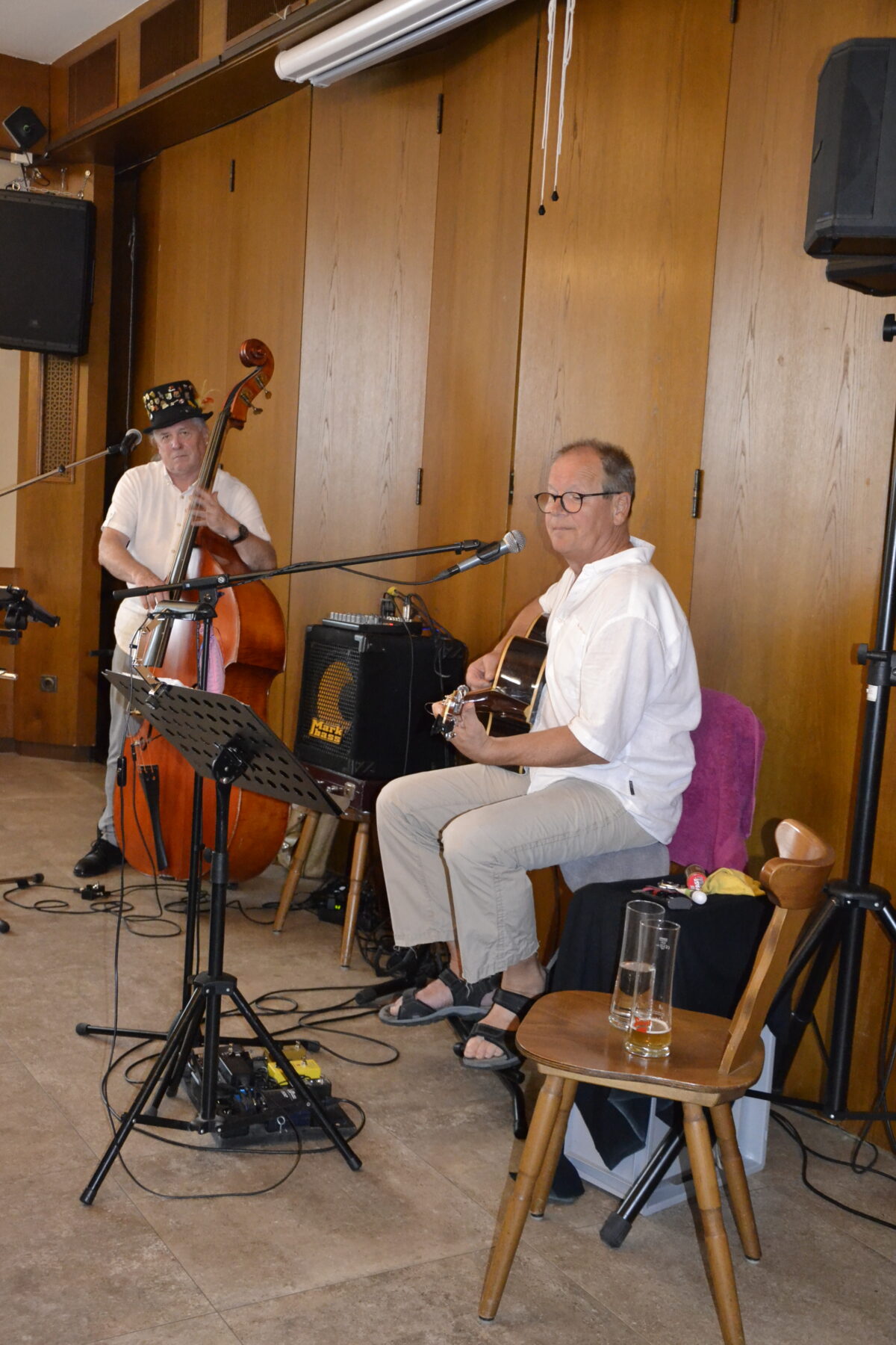 Zwei-Mann-Band (Bass und Gitarre, Gesang)