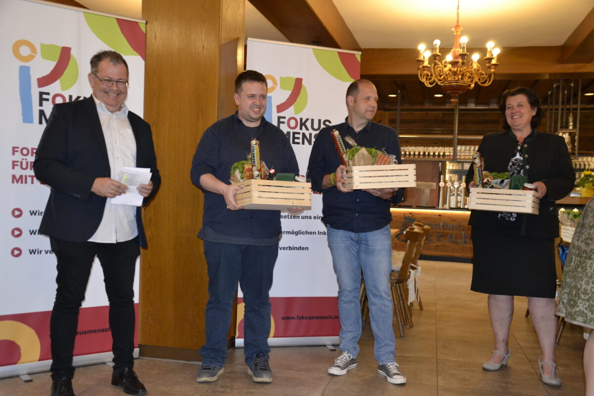 Ehrung langjähriger Mitarbeiterinnen und Mitarbeiter - Gruppenfoto mit Geschenkkörben