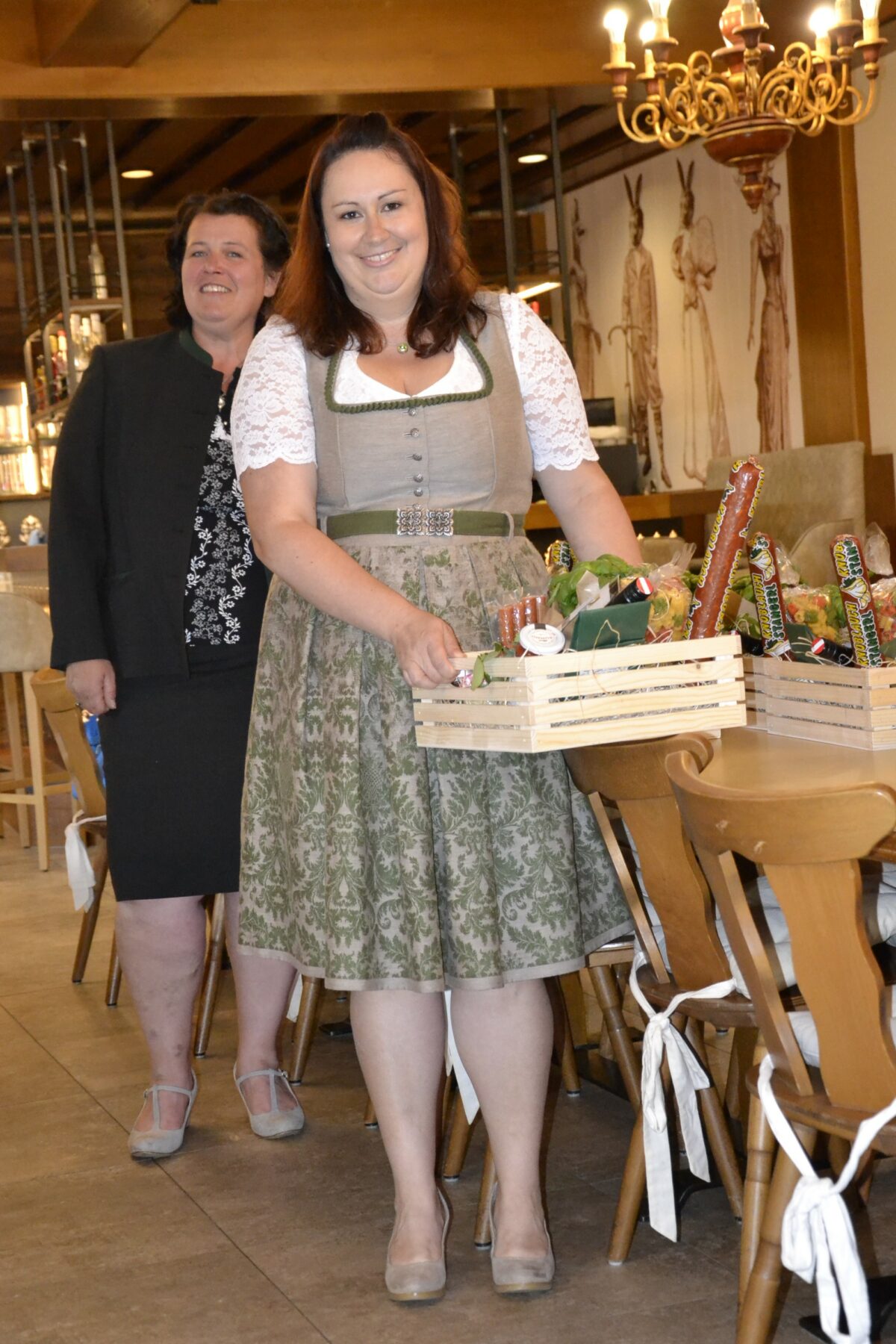 Frau im Dindl mit Fresskorb