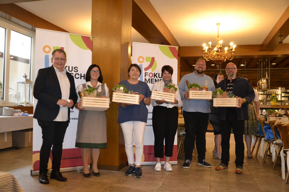 Ehrung langjähriger Mitarbeiterinnen und Mitarbeiter - Gruppenfoto mit Geschenkkörben