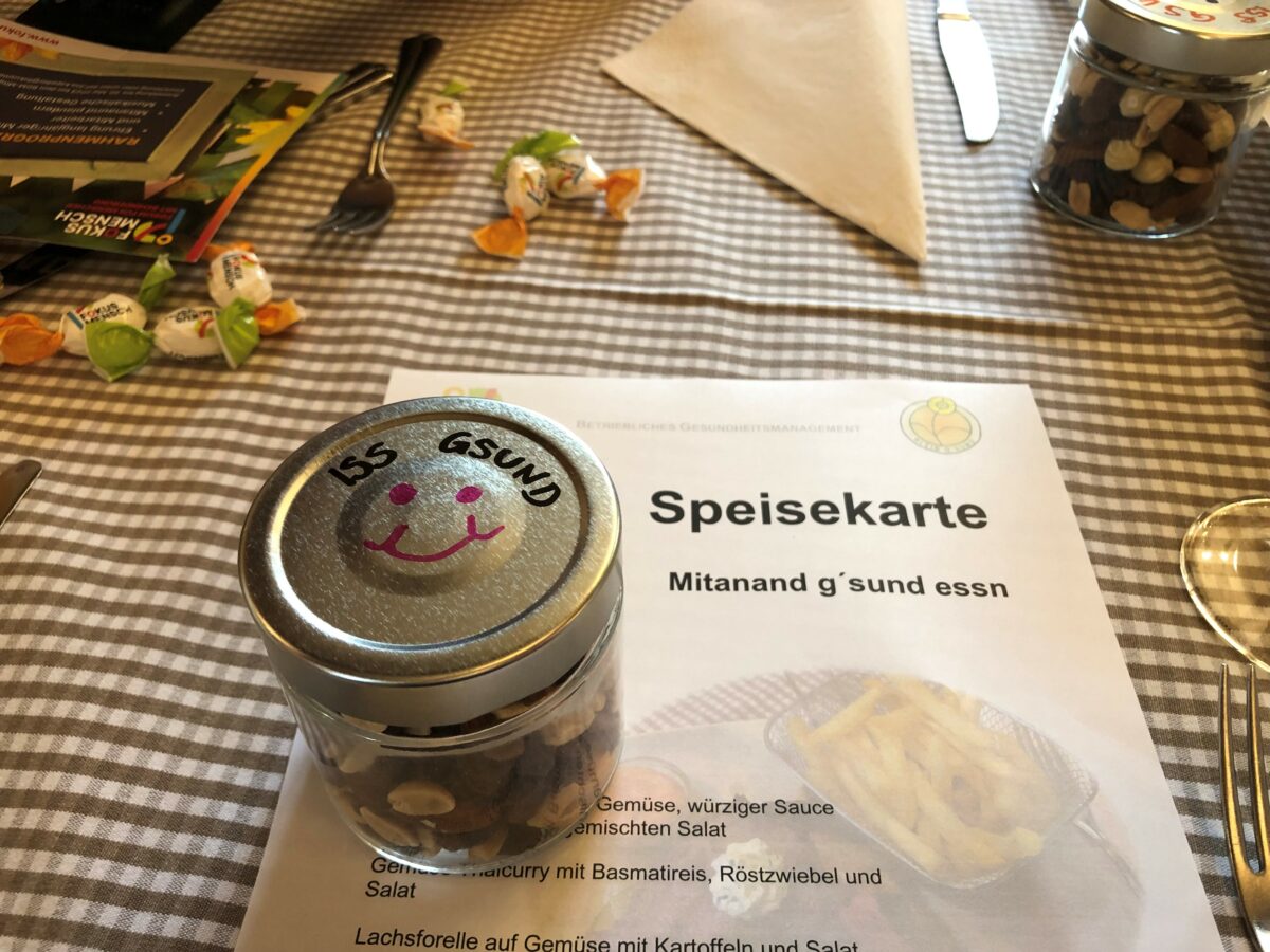 Speisekarte auf dem dekorierten Tisch 