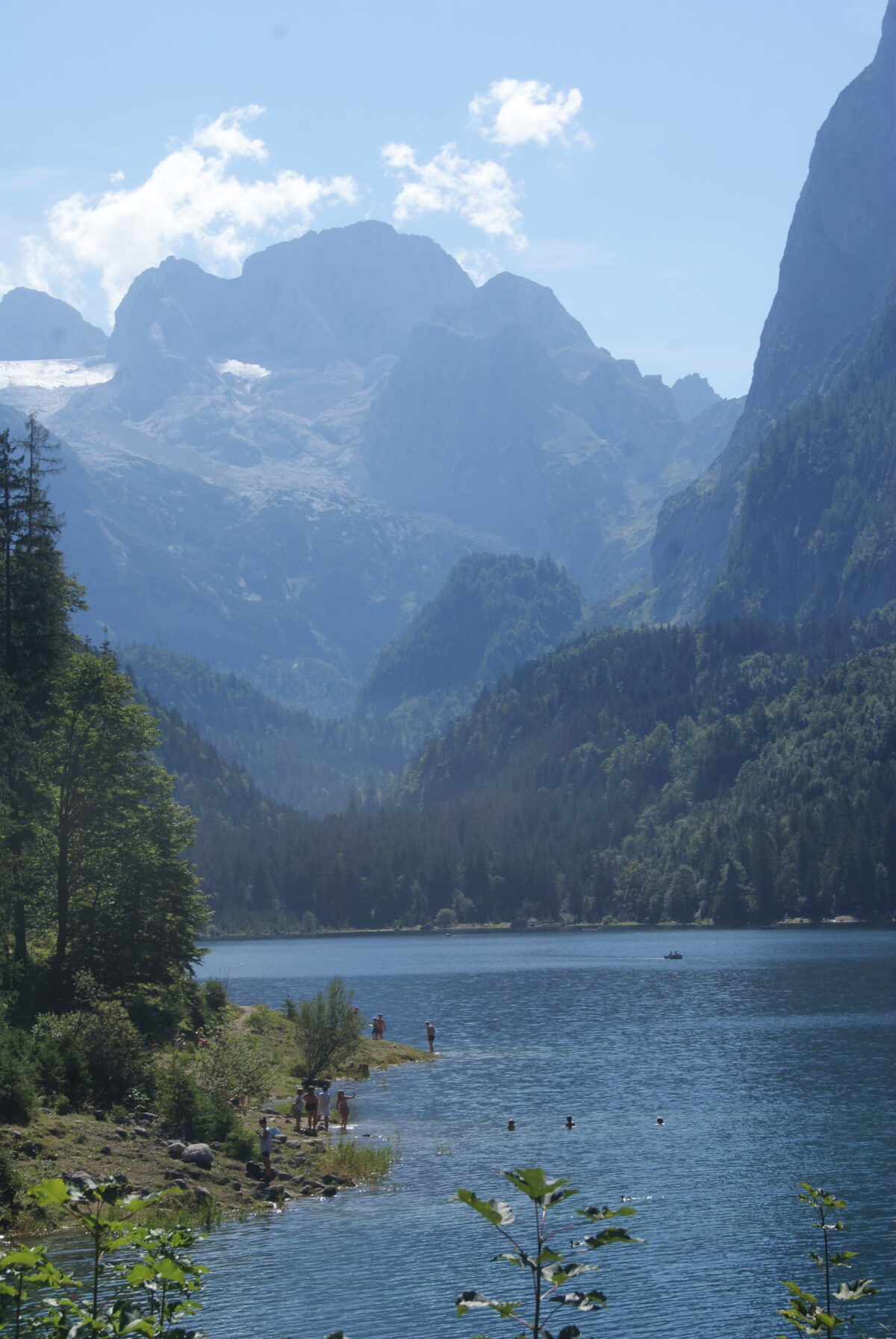 Landschaftsfoto: Gosausee, Menschen baden darin, Gebirge