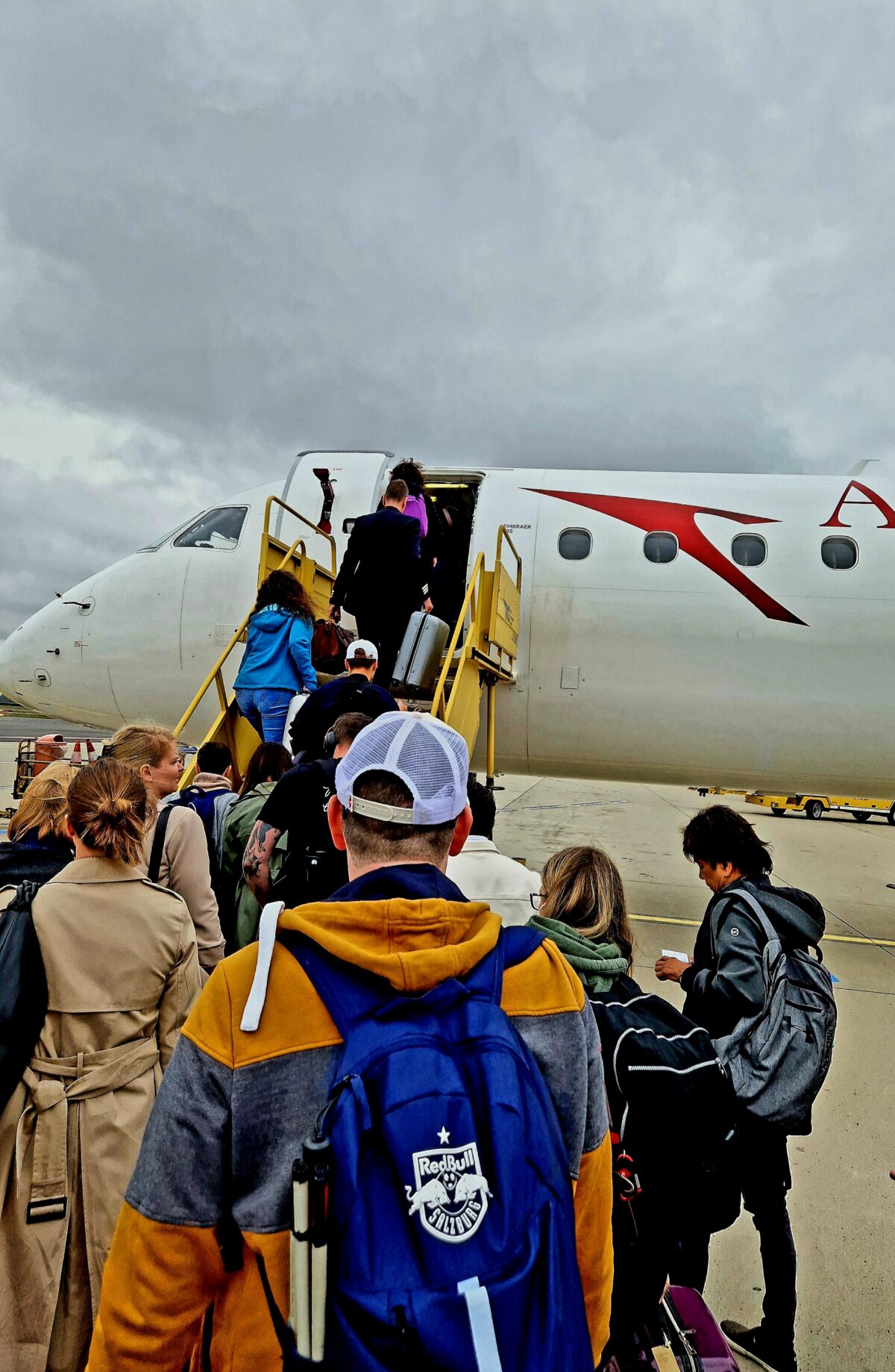 Flugzeug am Rollfeld, Menschen steigen ein