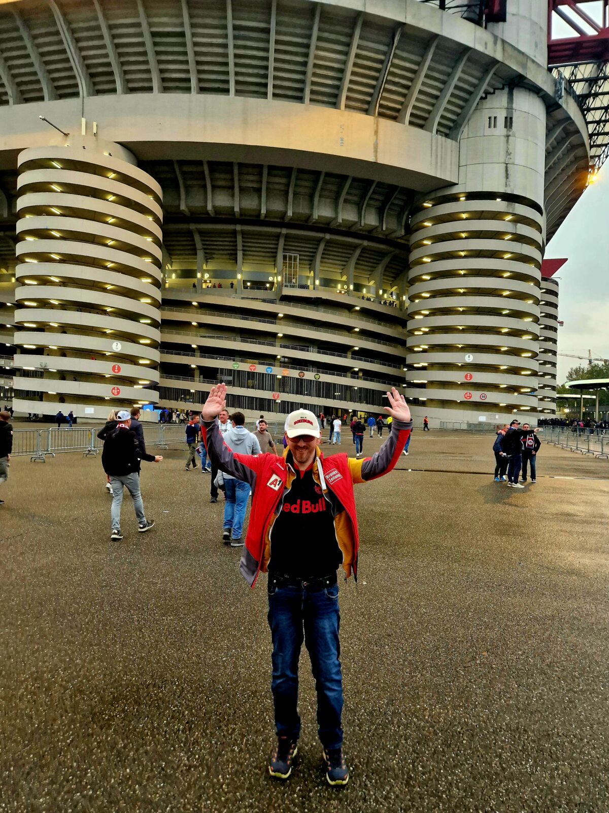 Mann vor dem Mailänder Stadion, freut sich