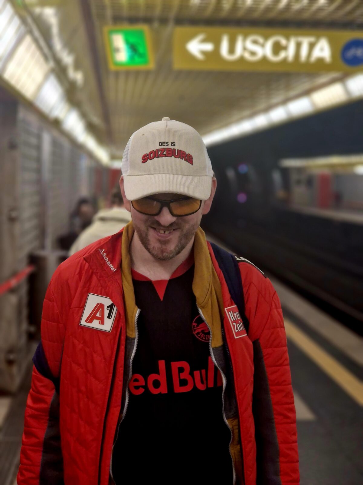 Mann auf dem U-Bahn-Bahnsteig, geht hinaus