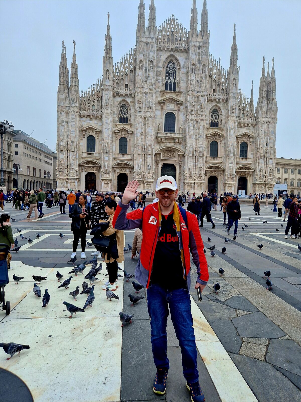 Mann vor Mailänder Dom, winkt in die Kamera