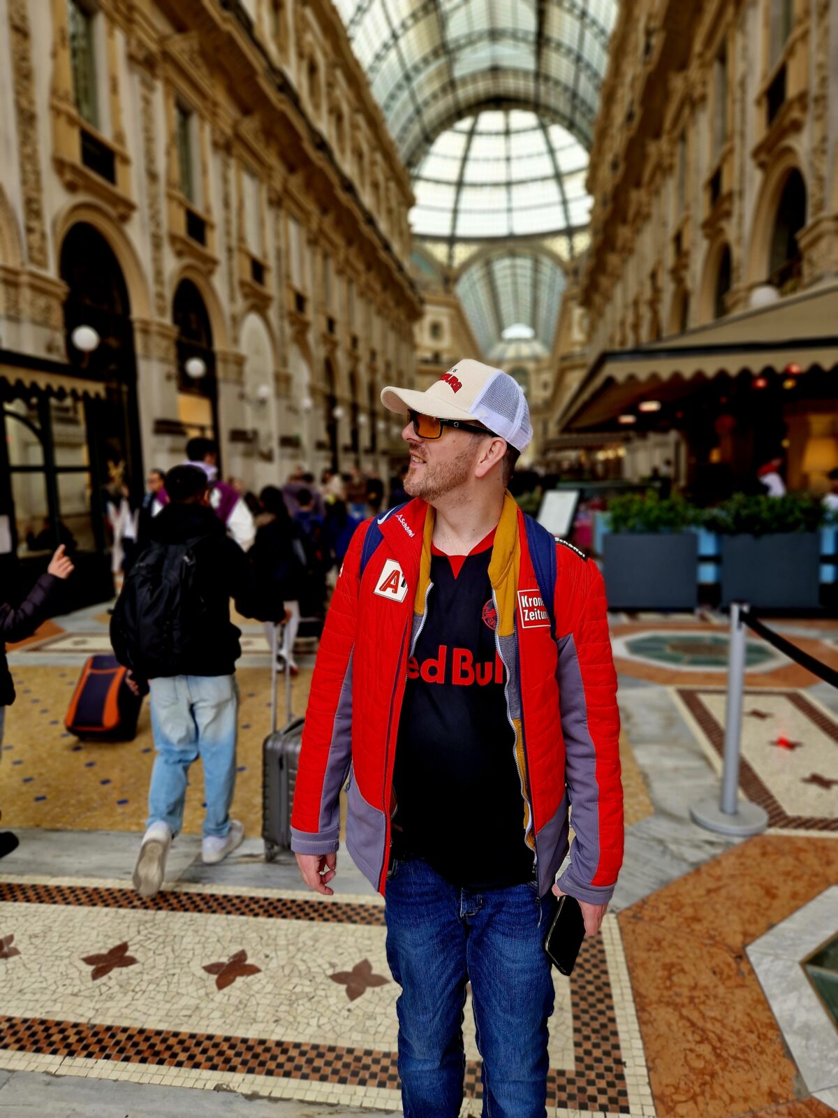 Mann in Einkaufsgalerie, blickt sich staunend um