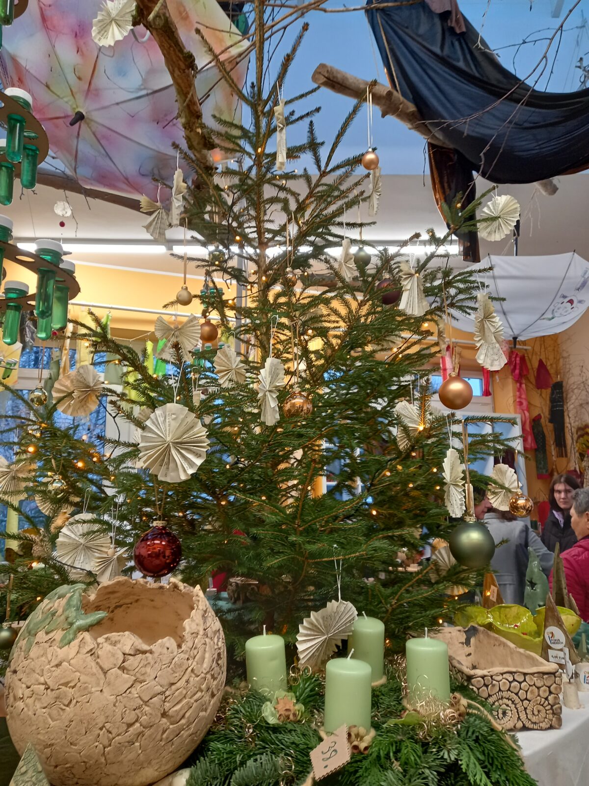geschmückter Christbaum in einem Verkaufsraum mit kreativem Kunsthandwerk