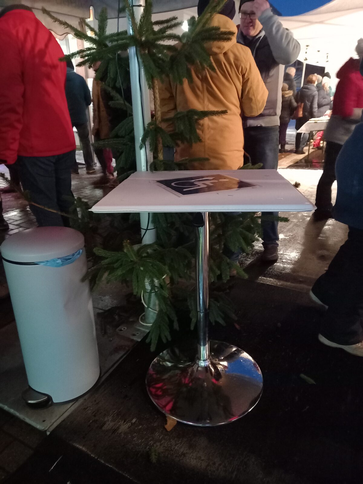 absenkbarer Stehtisch für Rollstuhlfahrer