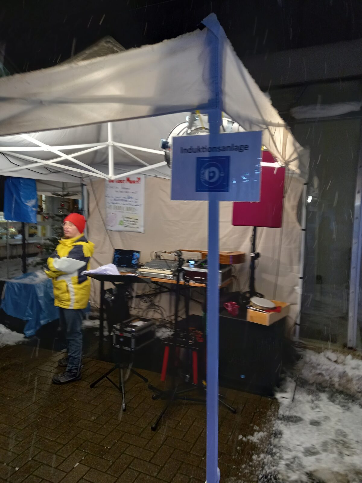 Schild: "Induktionsanlage", dahinter Festzelt