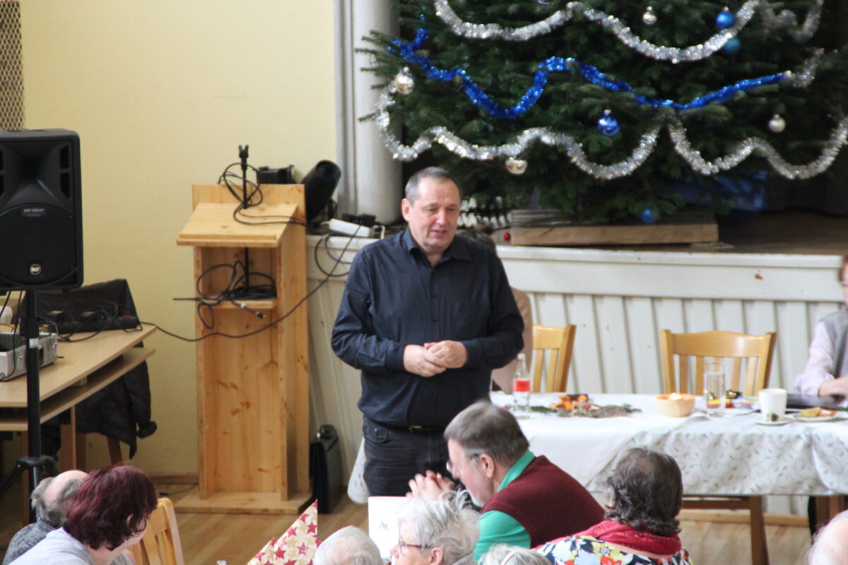 Sprecher vor Menschengruppe