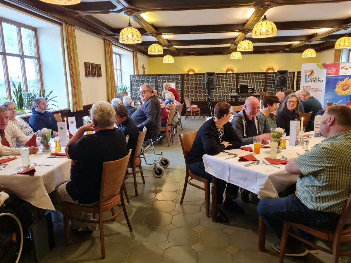Personengruppe bei einem gemütlichen Beisammensein bei Tisch