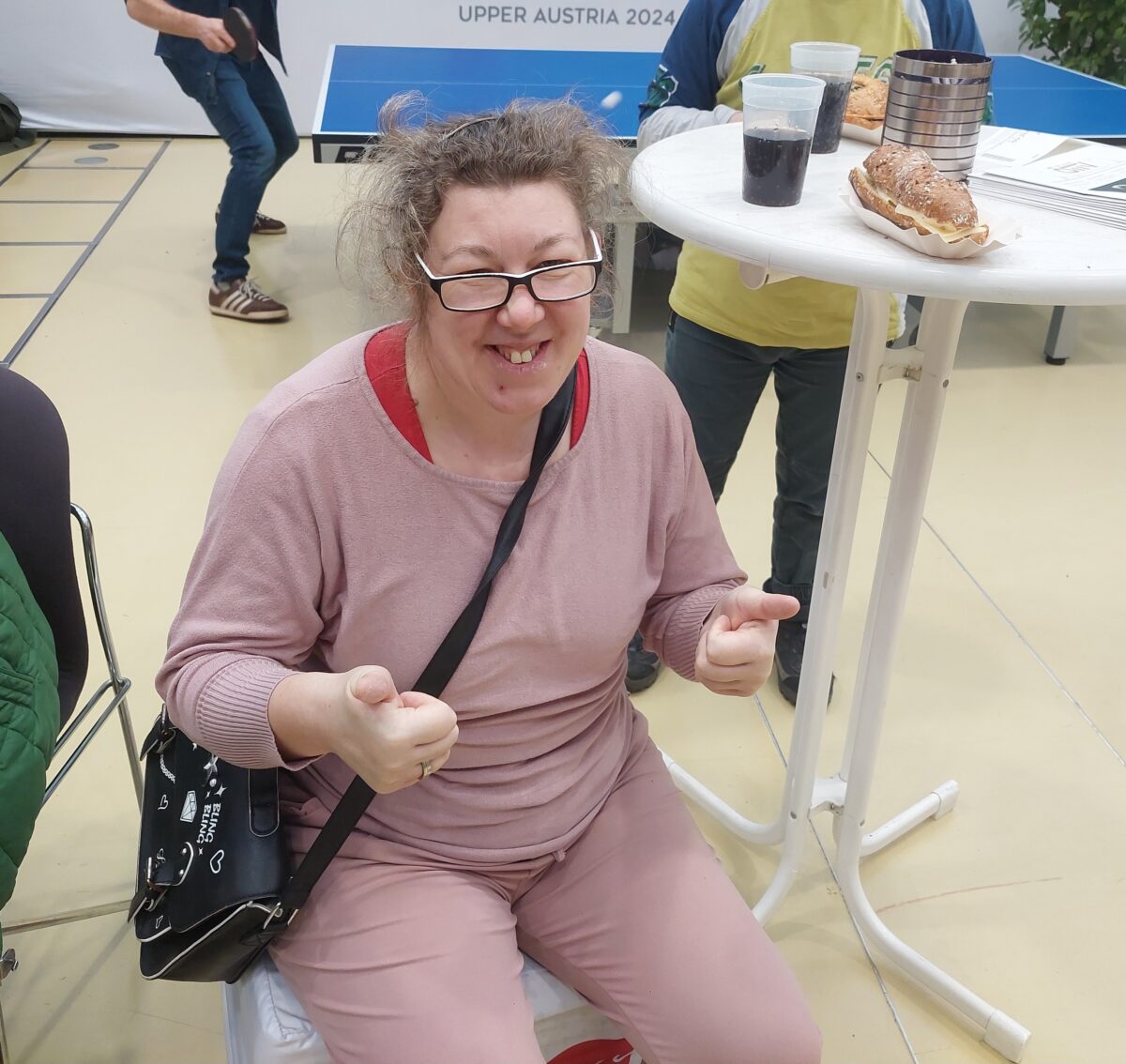 Sport-Fan (Frau), in Pose mit Daumen hoch