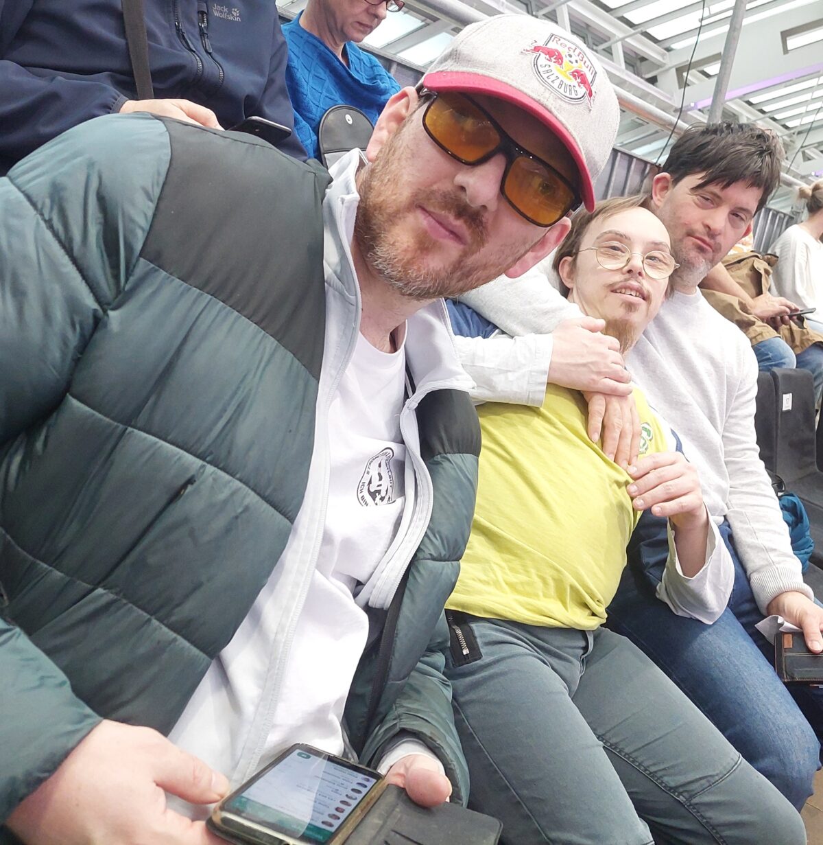 drei Sport-Fans in der Tribüne