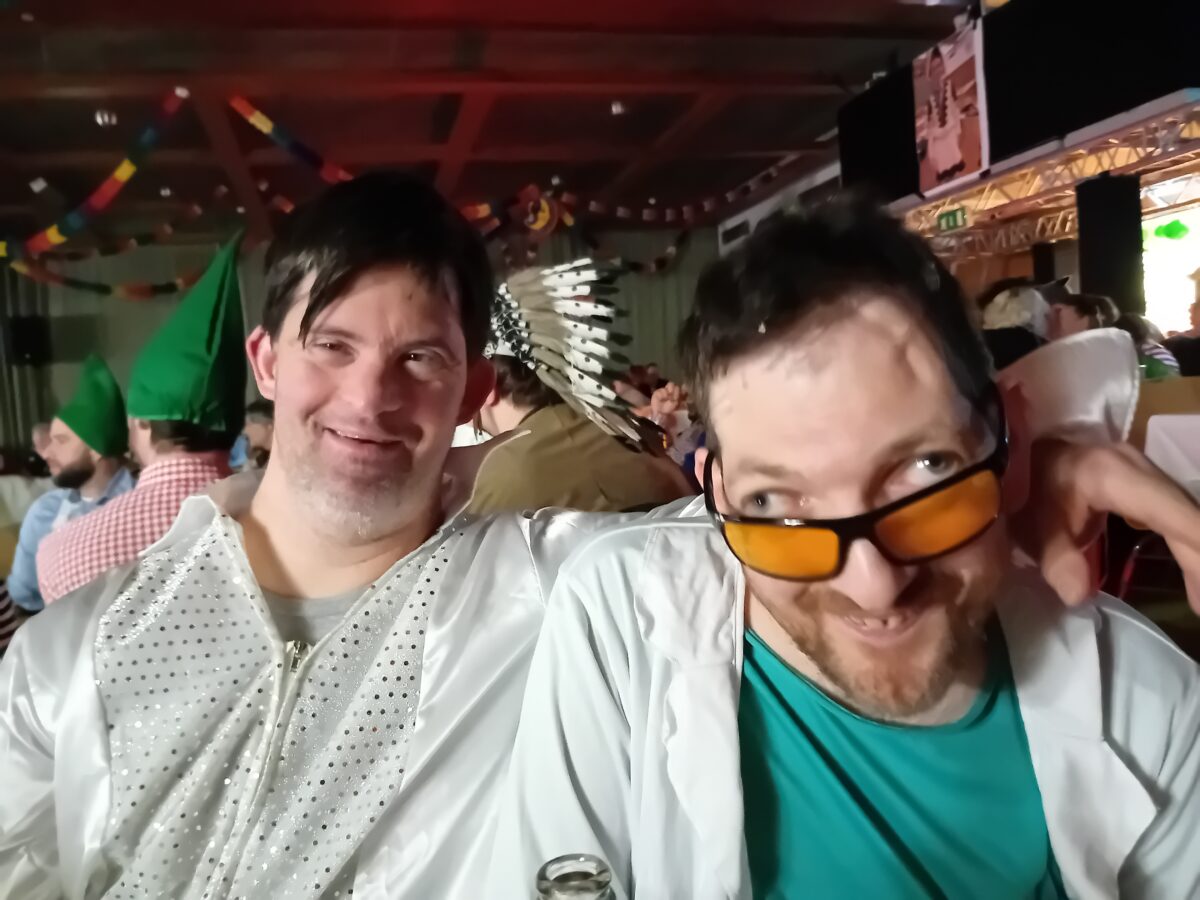 zwei lachende Männer